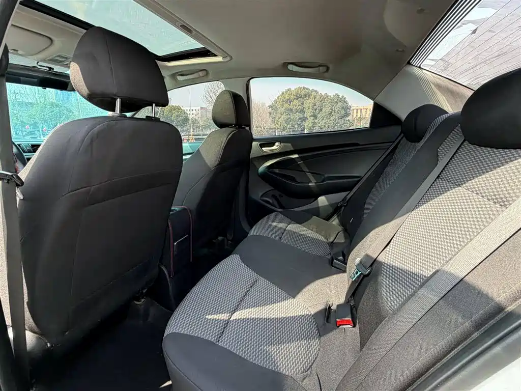 Hyundai Verna 2017 1.4L Manual Color Sunroof Edition (China V) фото 6