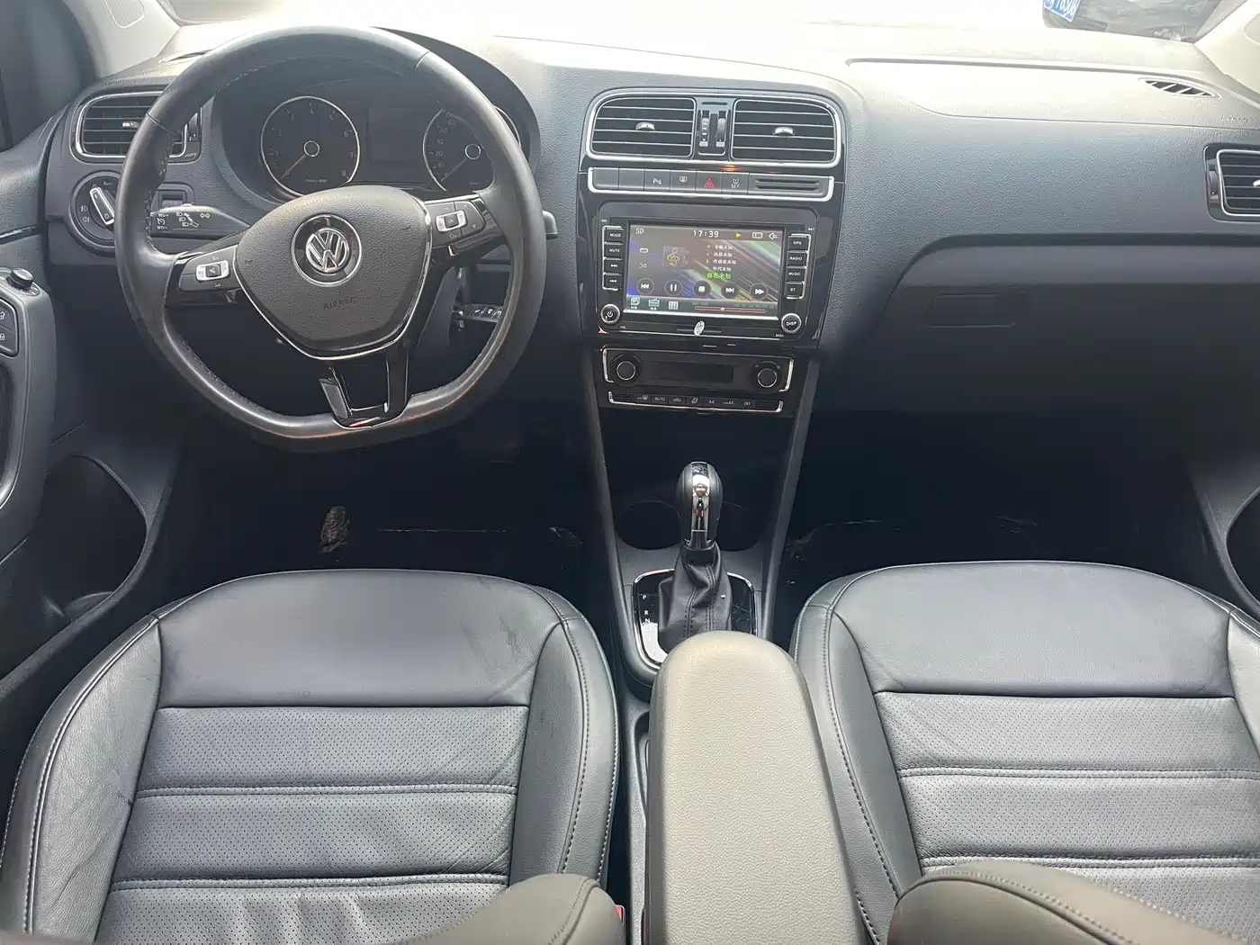 Volkswagen Polo 2014 1.4L Automatic Luxury Edition фото 9