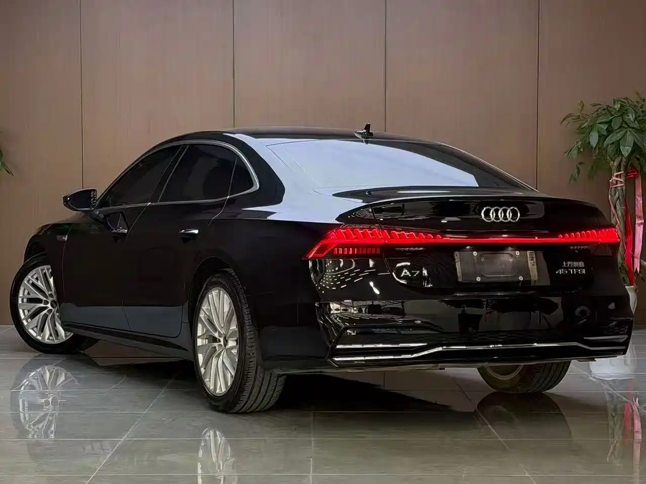 Photo 4 - Audi A7L