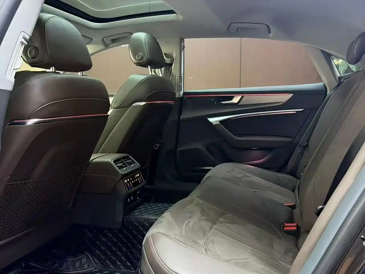 Photo 9 - Audi A7L