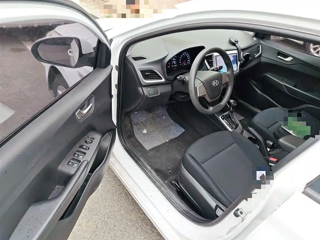 Hyundai Verna 2016 1.4L Automatic Cool Edition GLS фото 12
