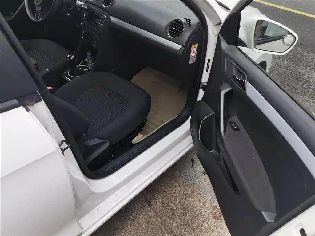Volkswagen Jetta 2013 1.6L Manual Comfort фото 21