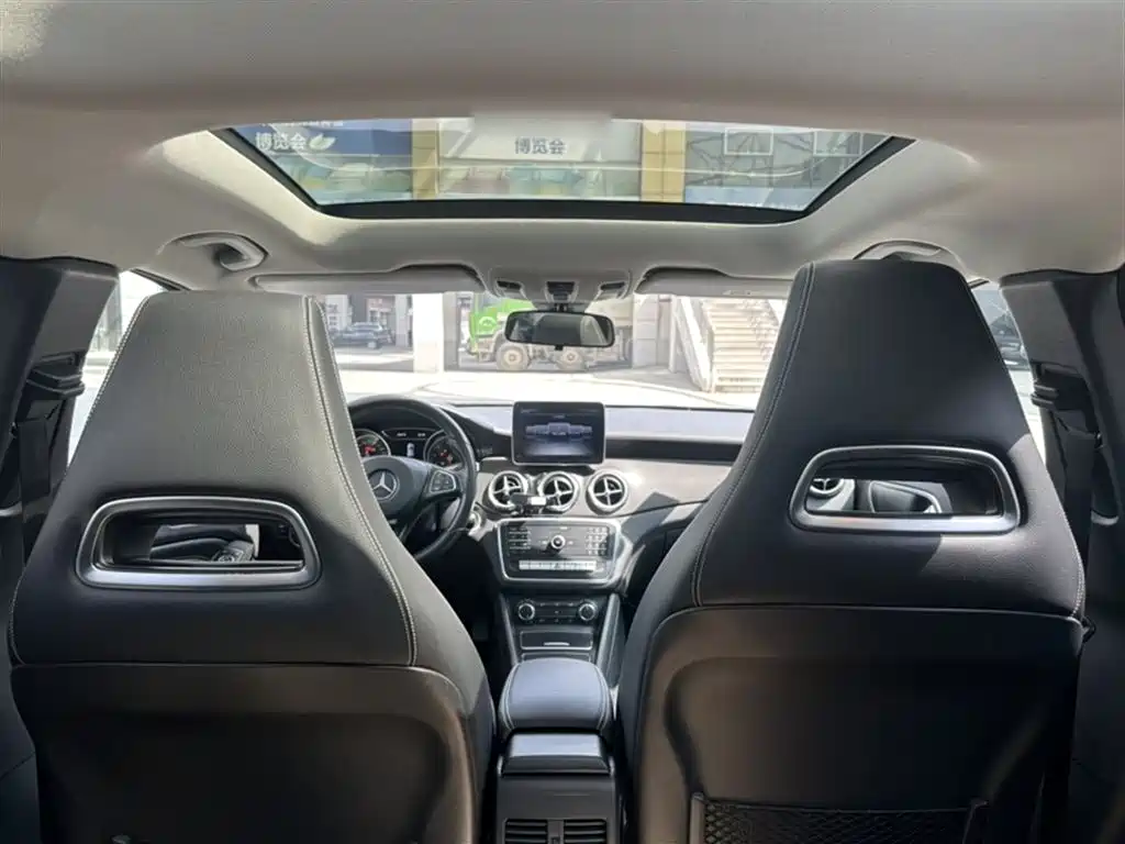 Mercedes-Benz GLA 2018 GLA 200 Dynamic фото 8