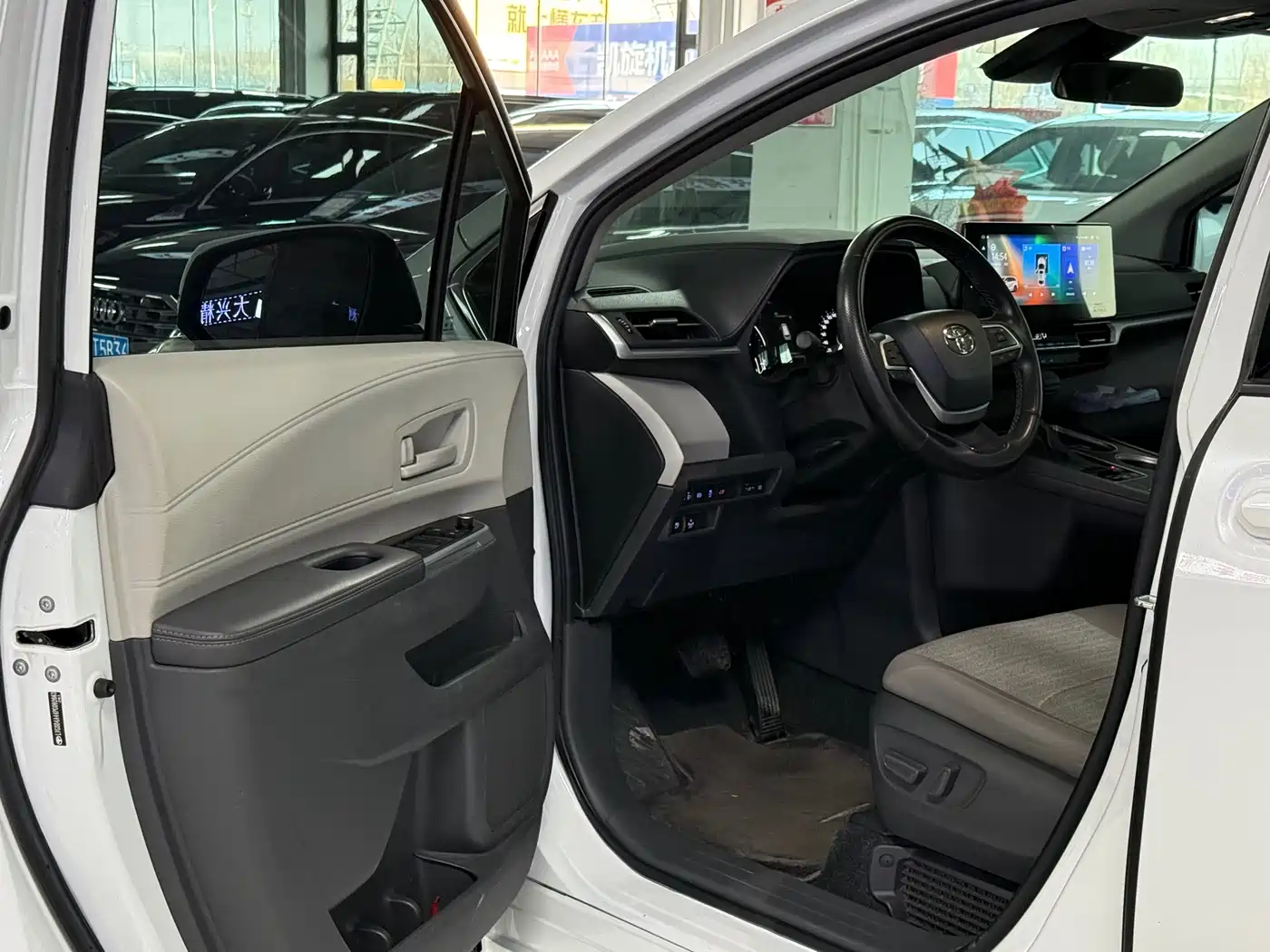 Toyota Sienna 2023 2.5L Hybrid Comfort Edition фото 8