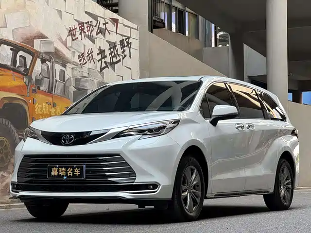 Toyota Sienna 2.5L, гибрид, Полный привод, Люкс