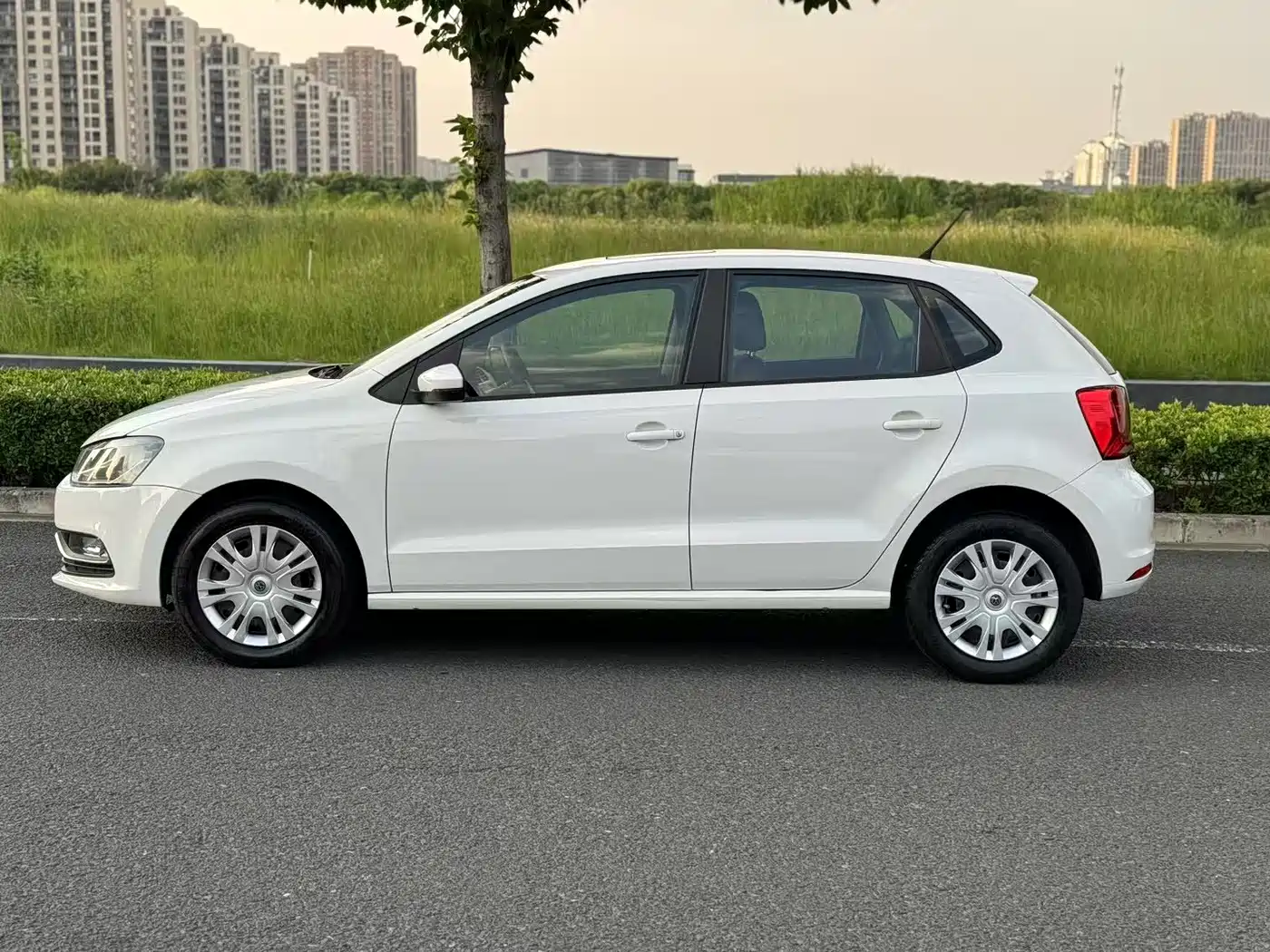 Volkswagen Polo 2016 1.6L Automatic Comfort фото 3