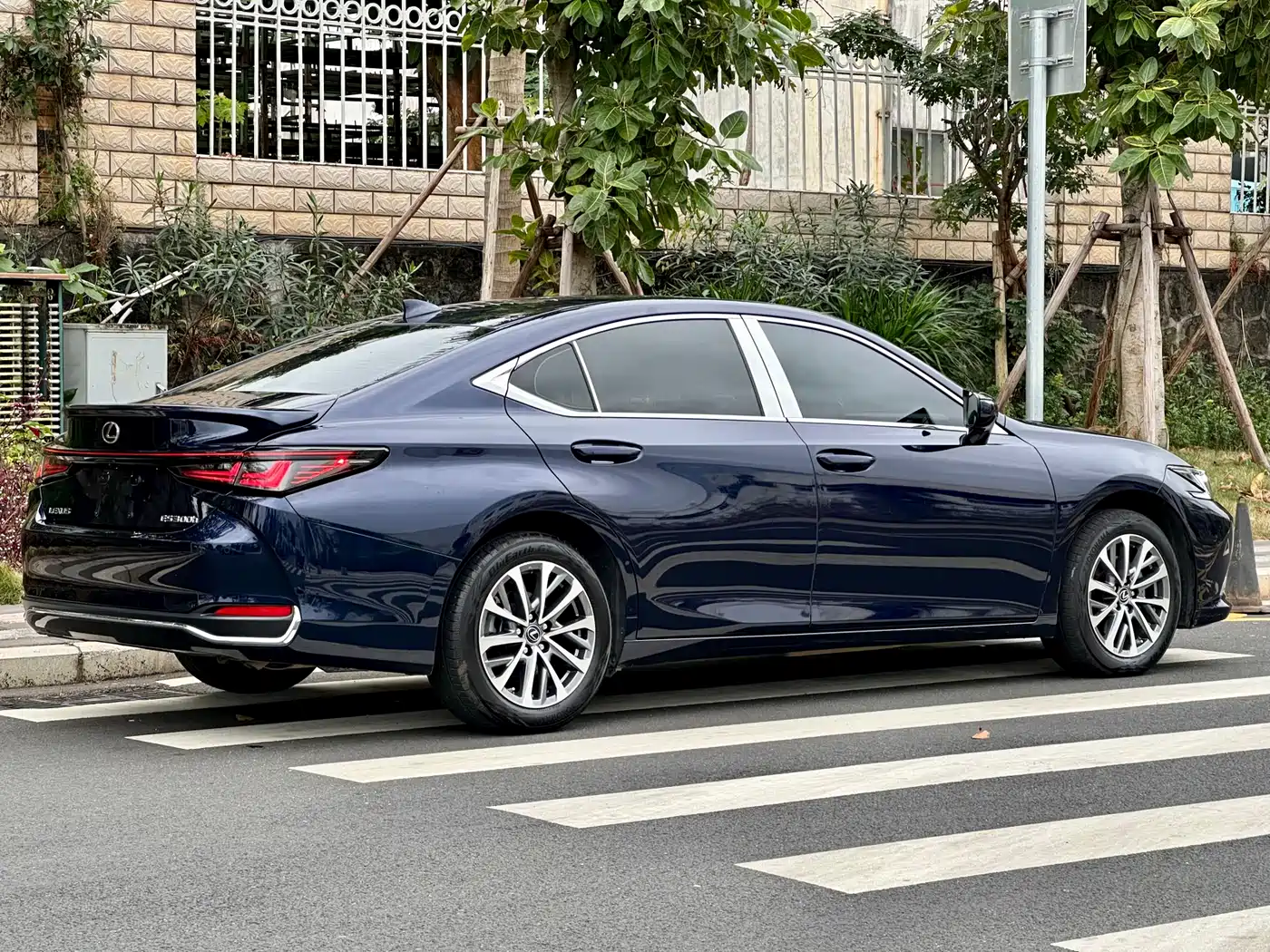 Lexus ES 2025 200 Ultimate Edition фото 9