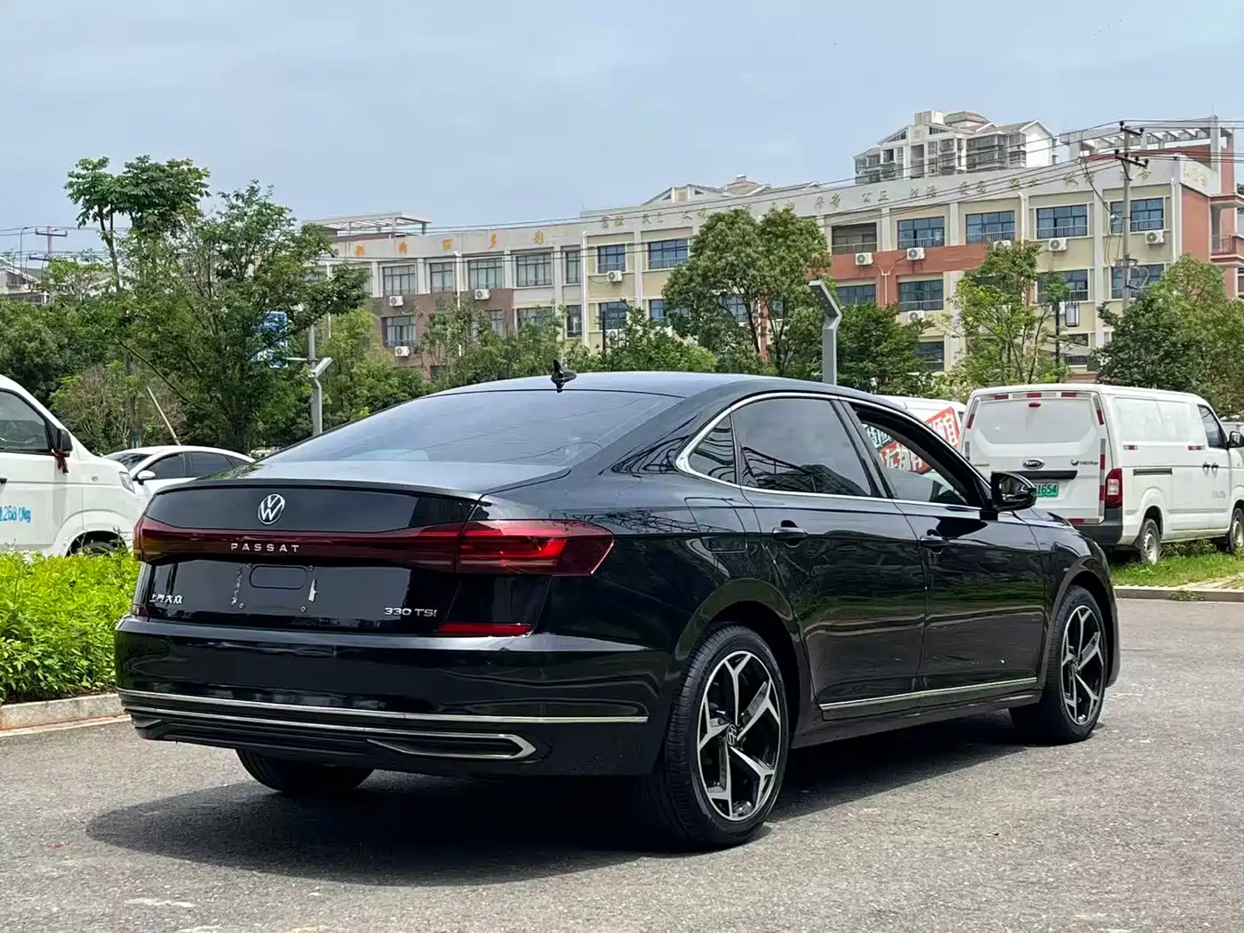 Volkswagen Passat 2023 Facelift 330TSI Starlight Elite Edition фото 7