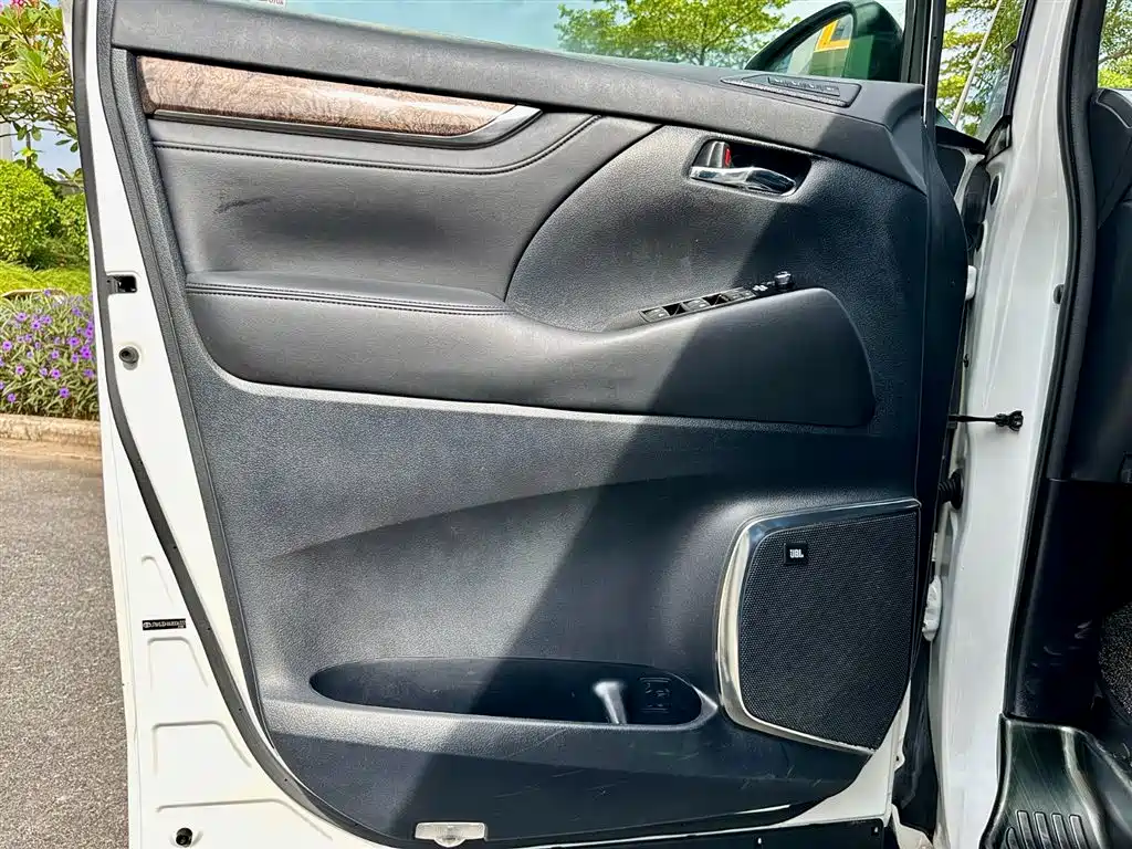 Toyota Vellfire 2019 Hybrid 2.5L HV Premium Edition фото 22