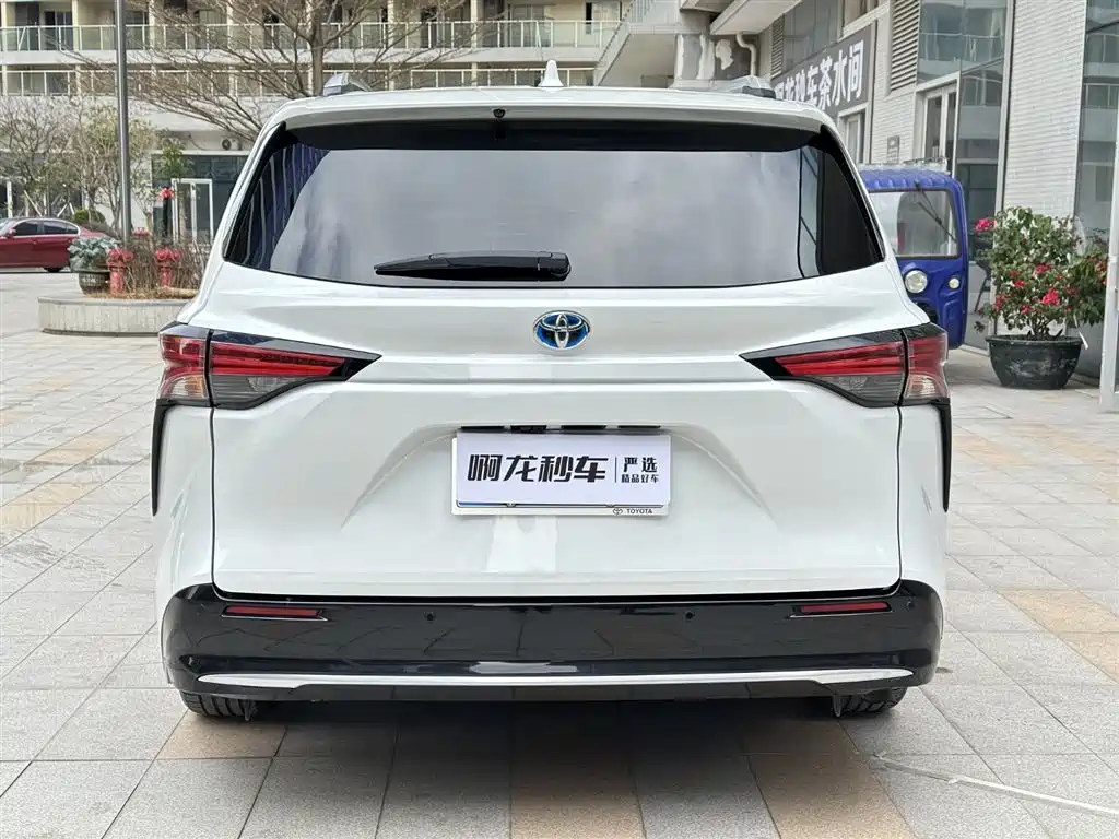 Toyota Sienna 2021 2.5L Hybrid Platinum Edition фото 8