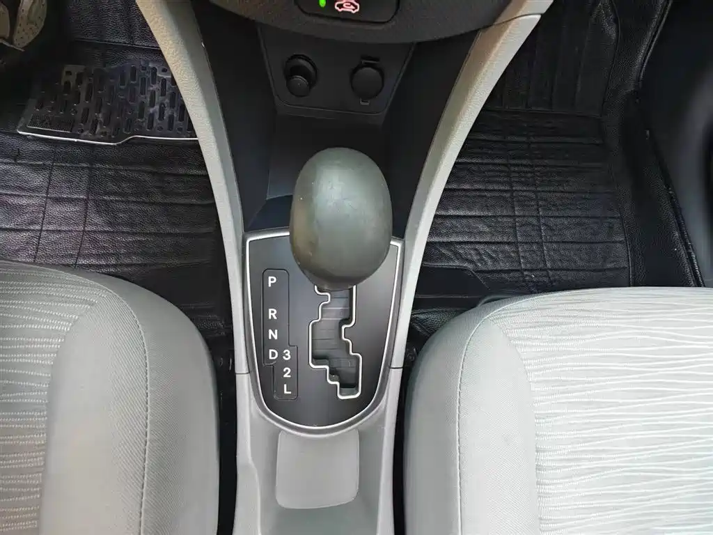 Hyundai Verna 2014 1.4L Automatic Leading GLX фото 8