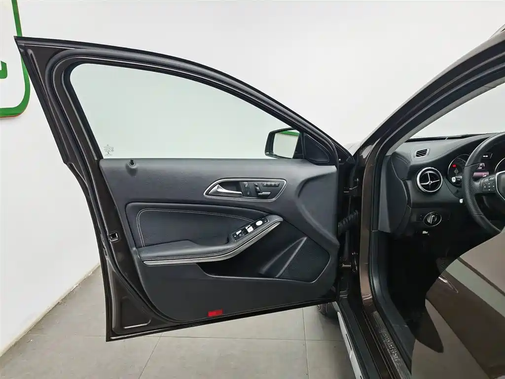 Mercedes-Benz GLA 2015 GLA 220 4MATIC Fashion Edition фото 8