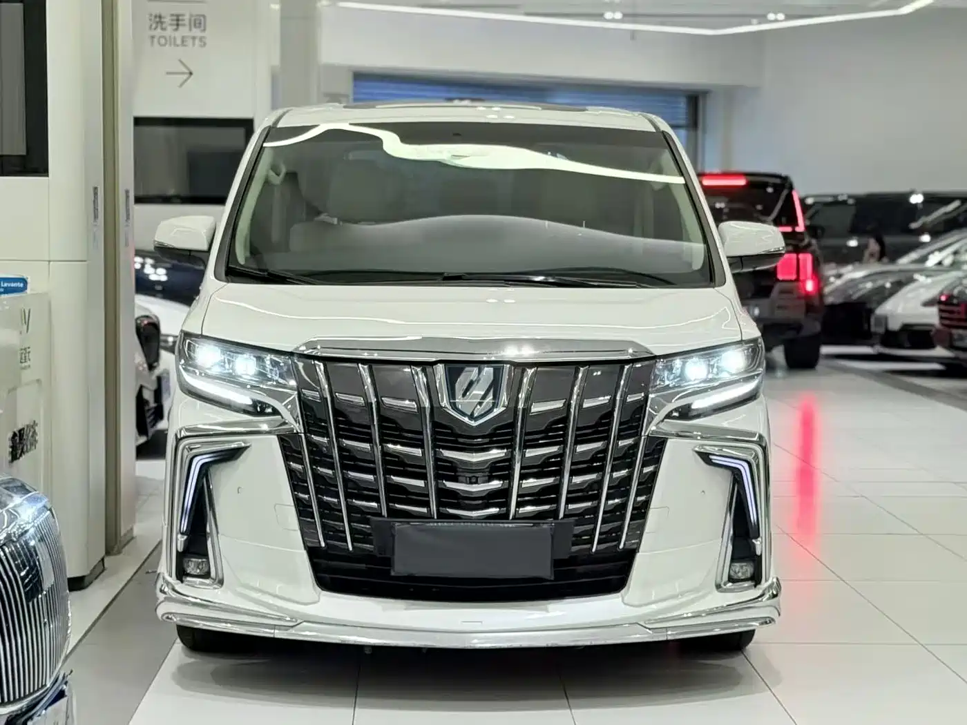 Toyota Alphard 2020 Hybrid 2.5L Luxury Edition фото 2
