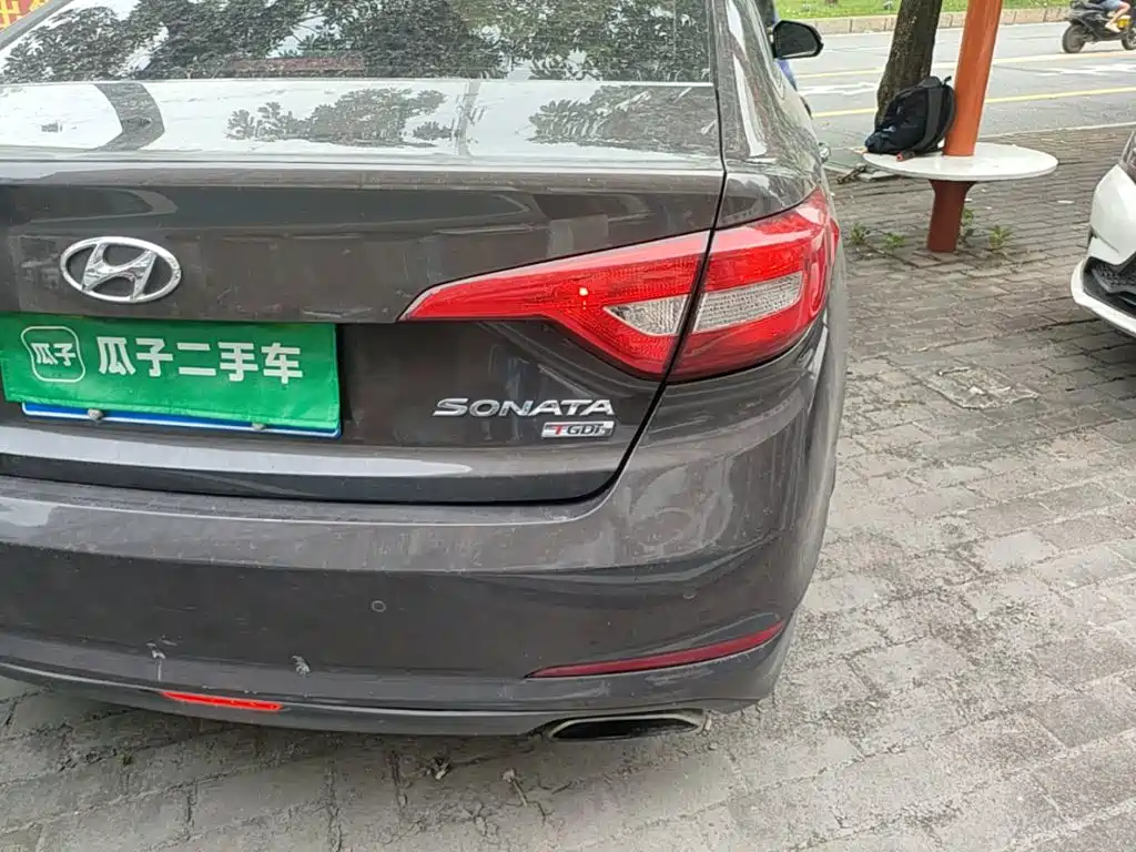 Photo 8 - Hyundai Sonata