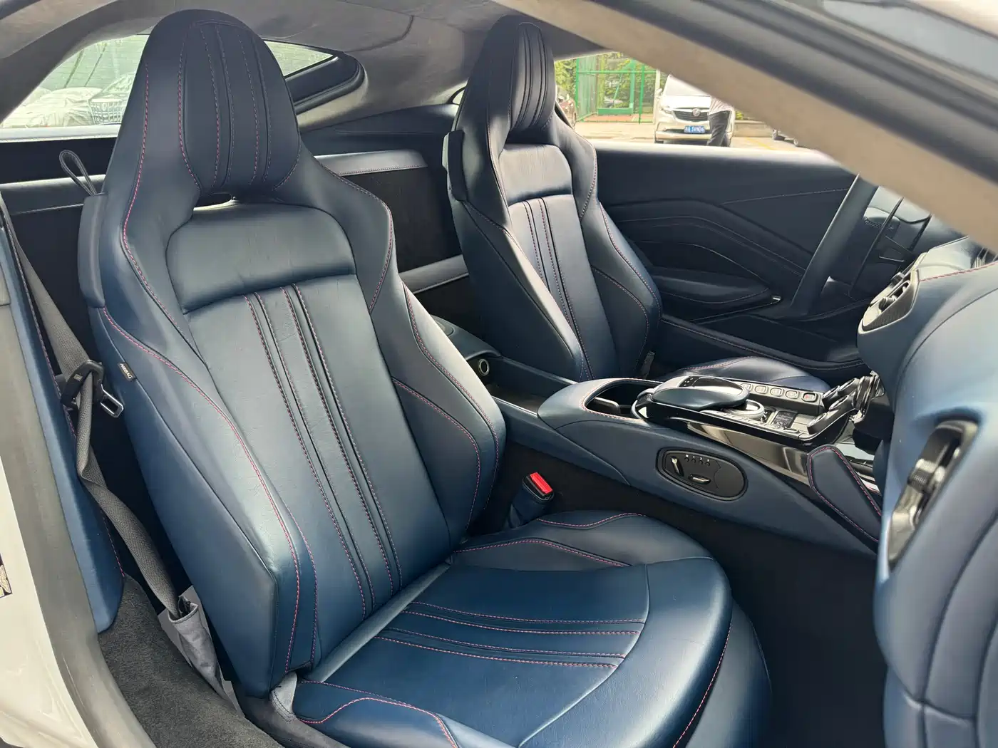 Aston Martin V8 Vantage 2018 4.0T V8 Coupe фото 17