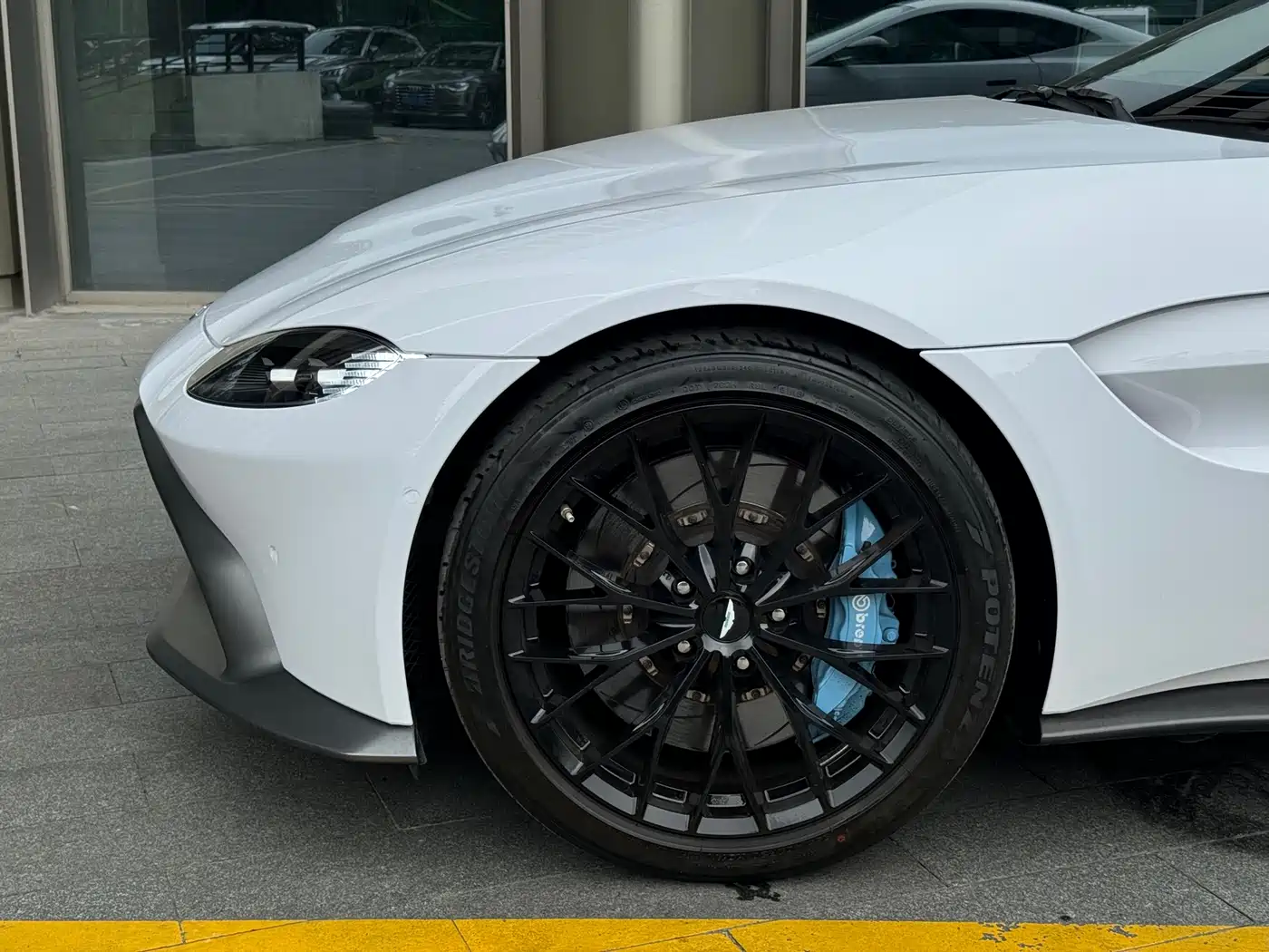 Aston Martin V8 Vantage 2018 4.0T V8 Coupe фото 9