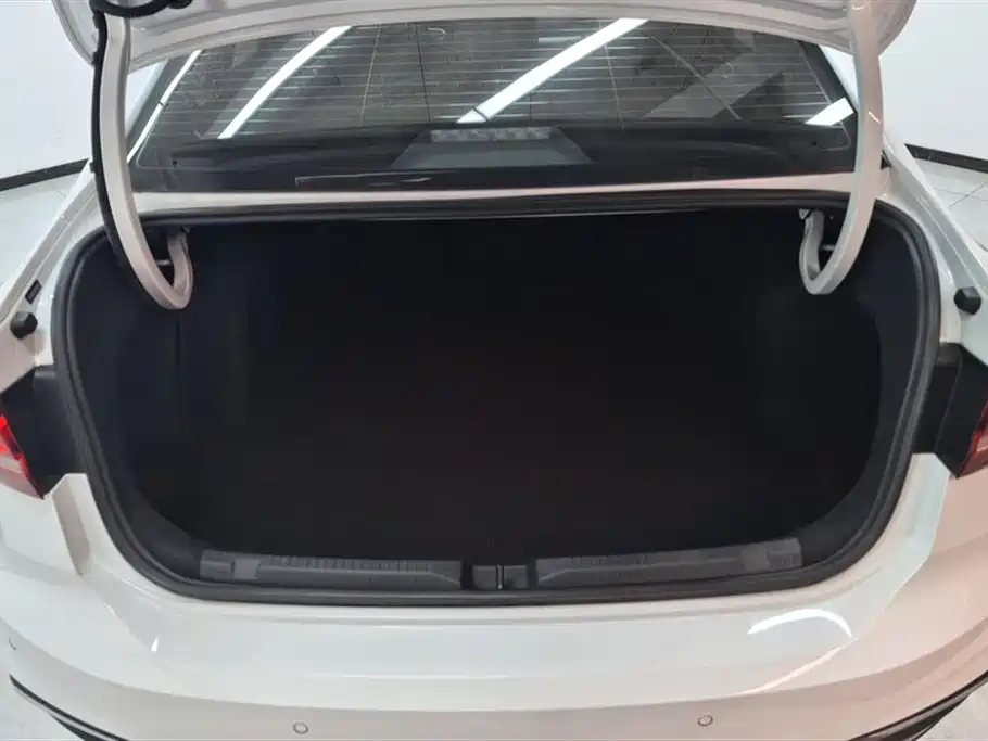 Volkswagen Lavida 2023 1.5L Auto Luxury Edition фото 4