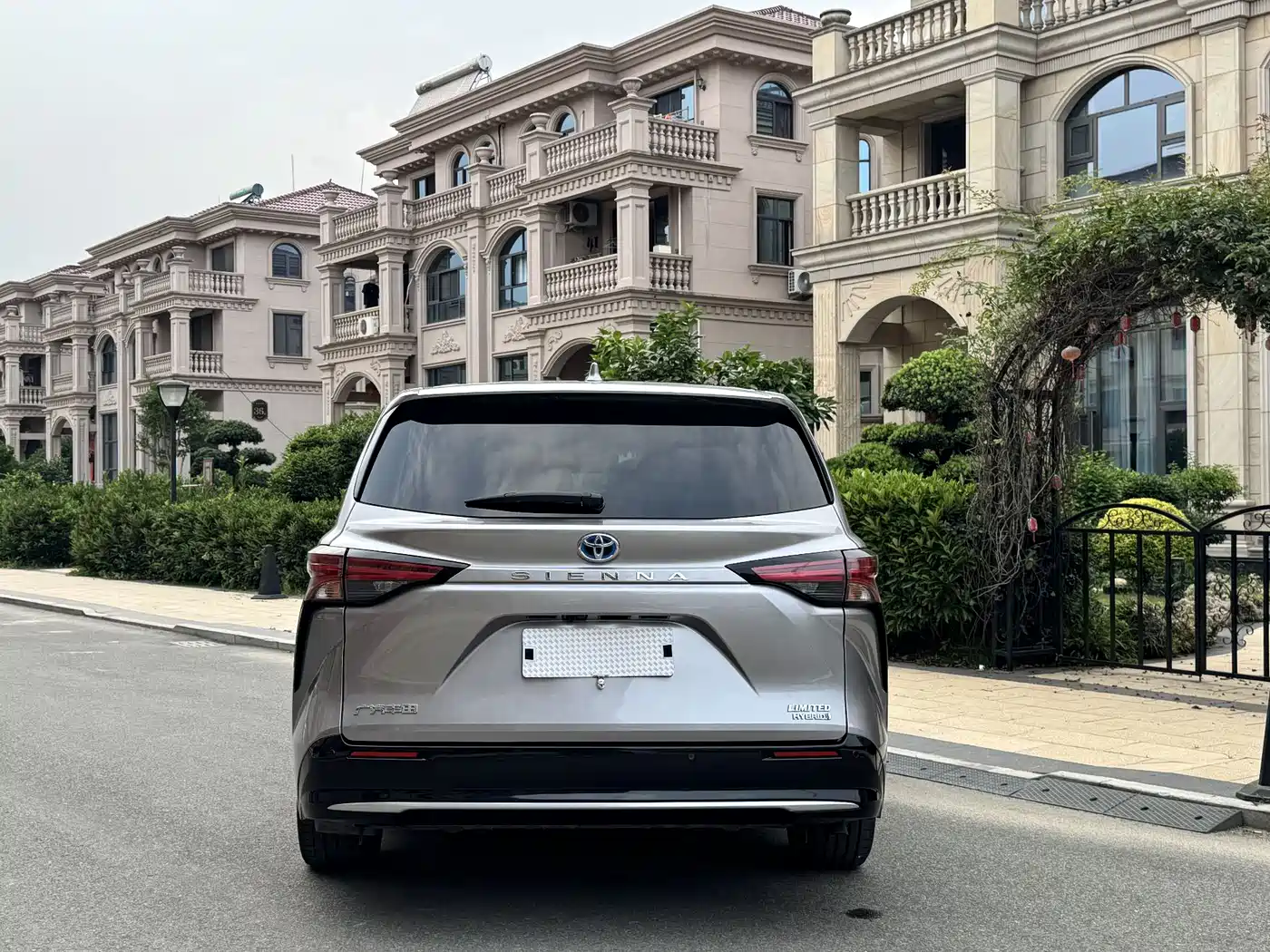 Toyota Sienna 2023 2.5L Hybrid Premium Edition фото 5