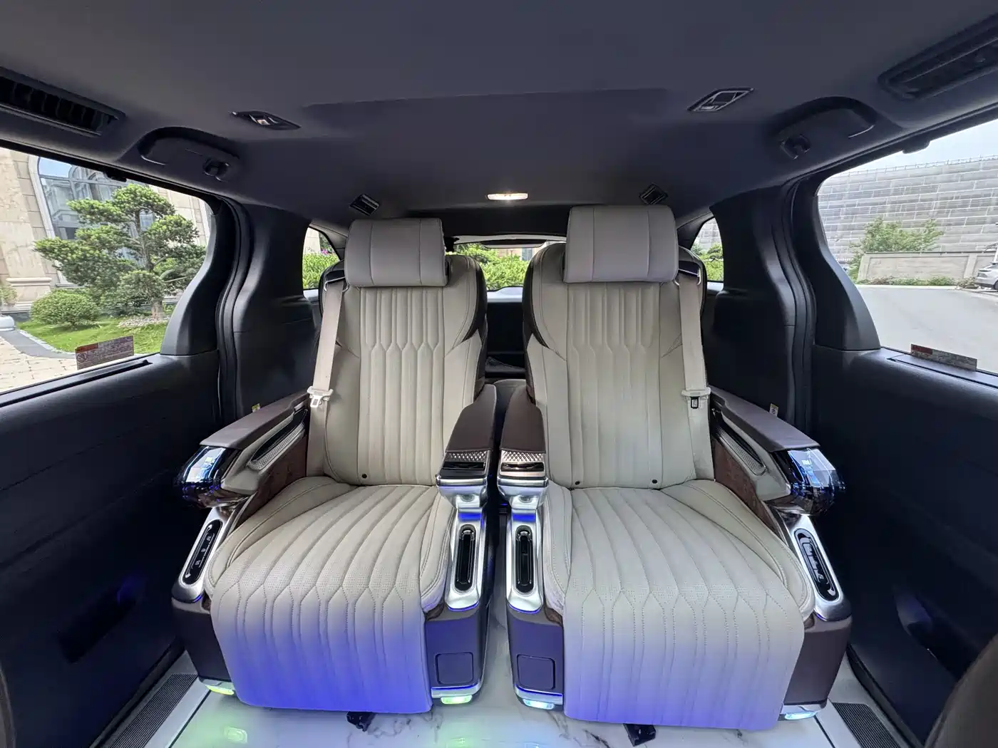 Toyota Sienna 2023 2.5L Hybrid Premium Edition фото 16
