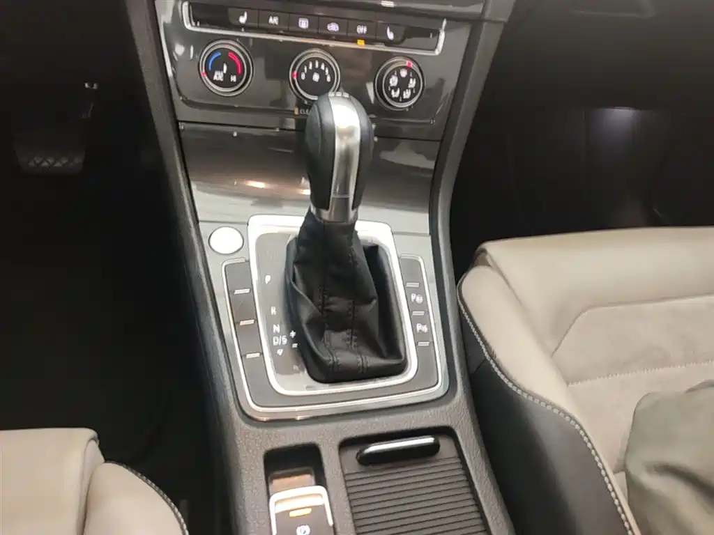Volkswagen Golf 2017 230TSI Auto Luxury Millionth Anniversary Edition фото 14