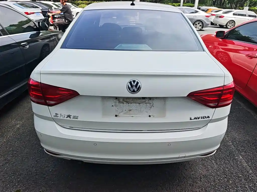 Volkswagen Lavida 2017 1.6L Automatic Comfort Edition фото 10