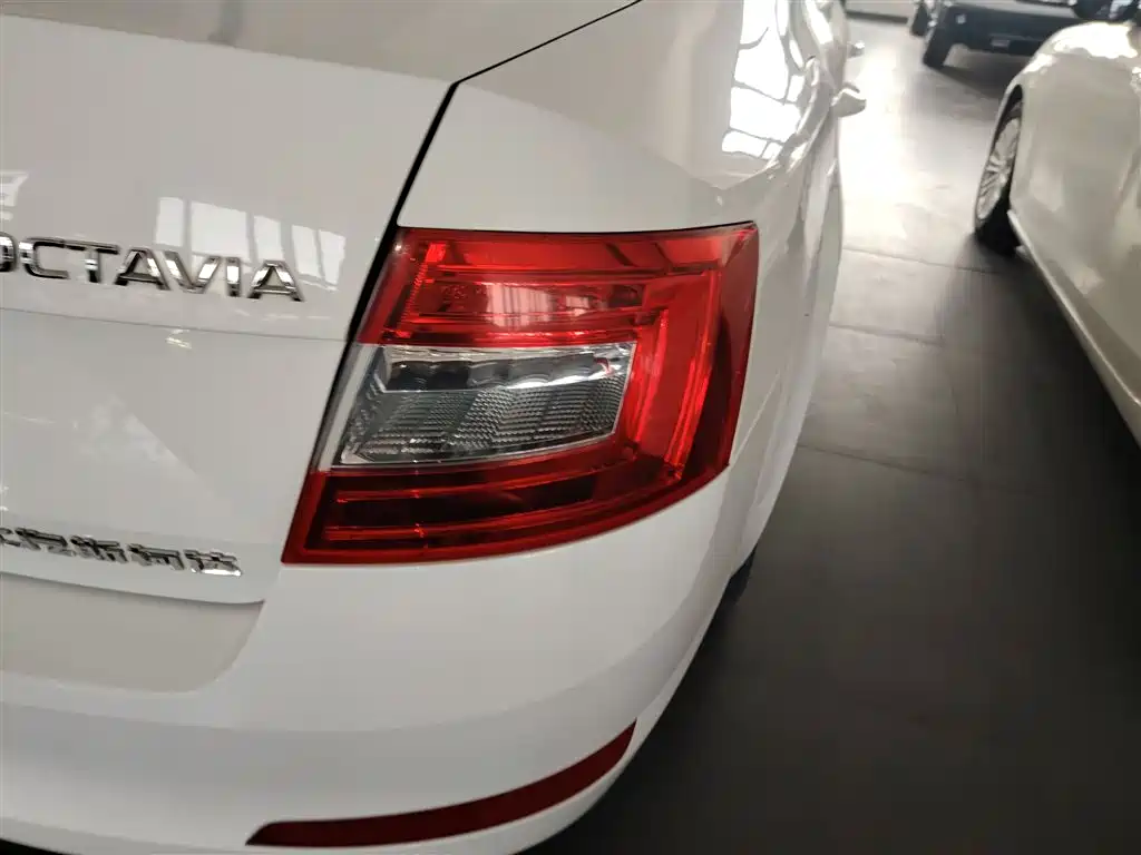 Škoda Octavia 2017 1.6L Automatic Pioneer Edition фото 8