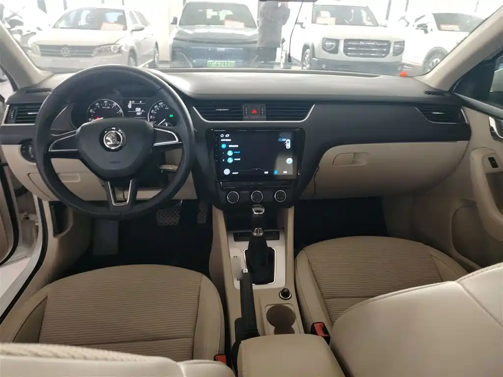 Škoda Octavia 2017 1.6L Automatic Pioneer Edition фото 10