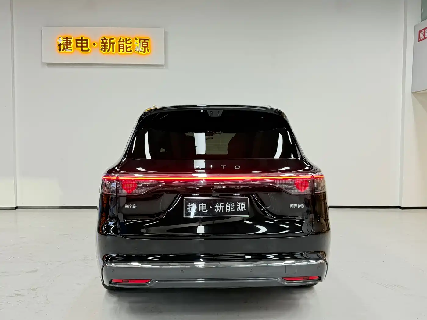 AITO Wenjie AITO M8 2025 Model Extended Range Max+ Edition 53.4kWh 6-Seater фото 4