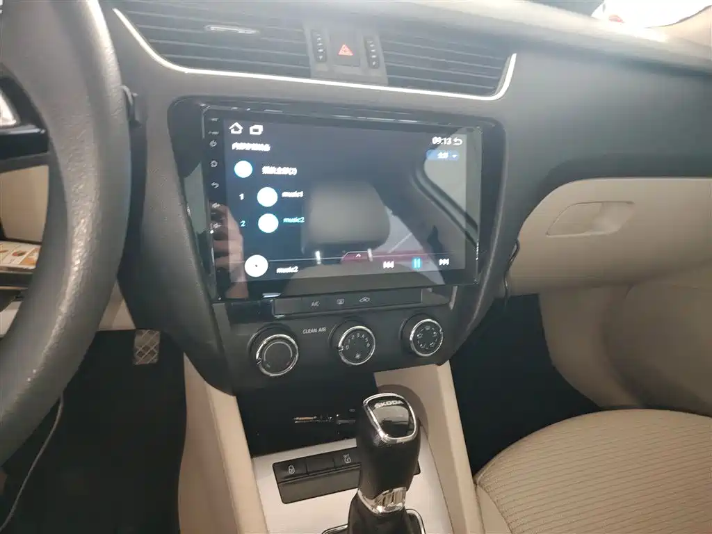 Škoda Octavia 2017 1.6L Automatic Pioneer Edition фото 13