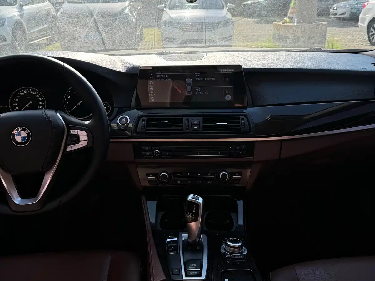 BMW 5 Series 2014 525Li Leading фото 12