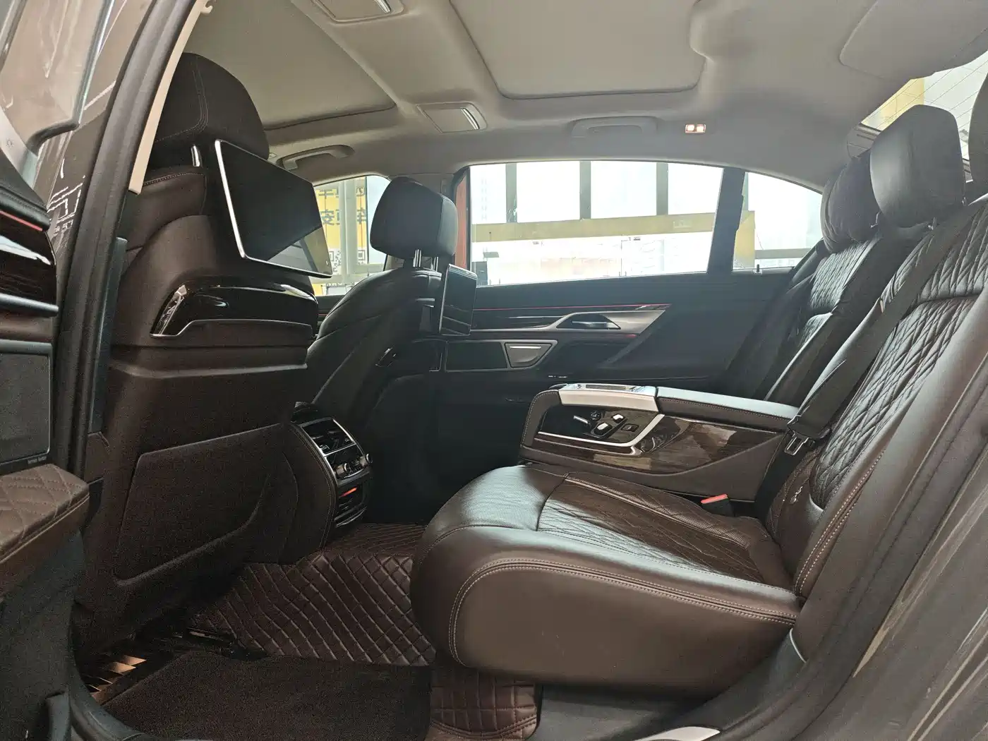 BMW 7 Series 2019 740Li Premium Luxury Package фото 9