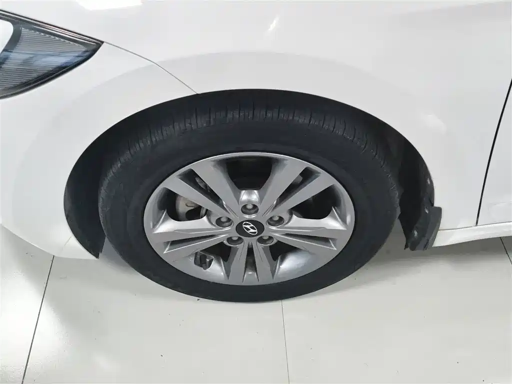 Hyundai Elantra 2016 1.6L Manual Smart & Vibrant Model фото 25