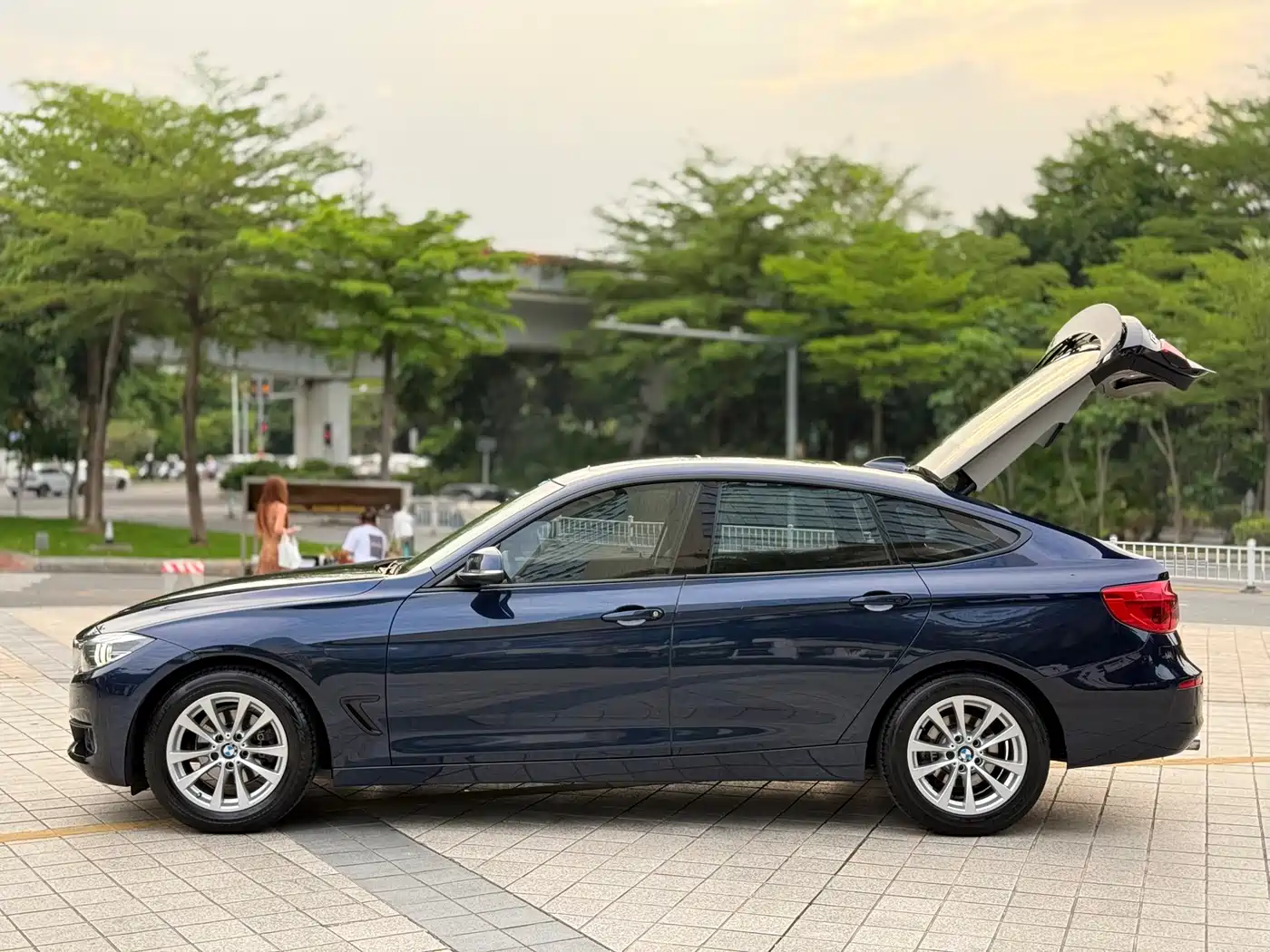 BMW 3 Series GT 2017 320i Fashion фото 8