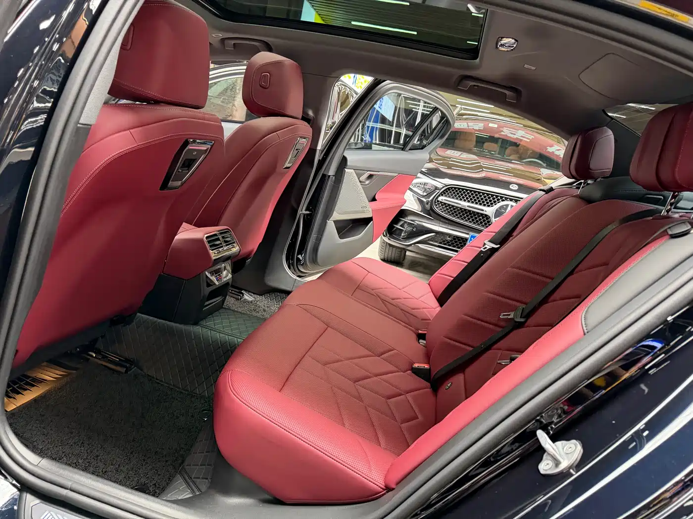 BMW 5 Series 2025 530Li Leading M Sport Package фото 11