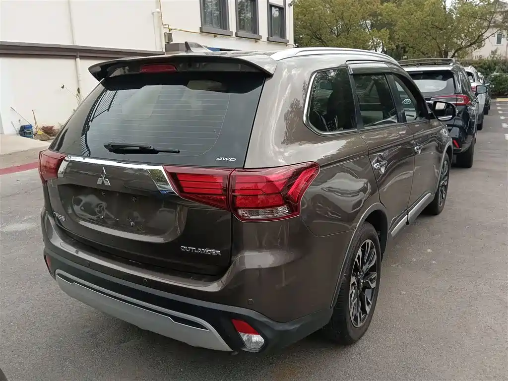 MITSUBISHI OUTLANDER