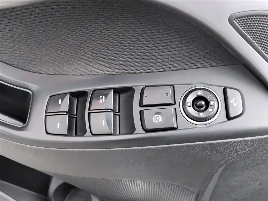 Hyundai Langdong 2016 1.6L Manual Premium Edition фото 9