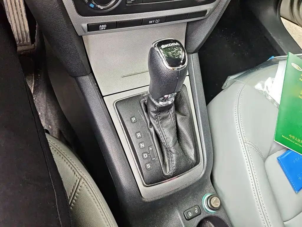 Škoda Octavia 2014 1.6L Auto Yijun Edition фото 7