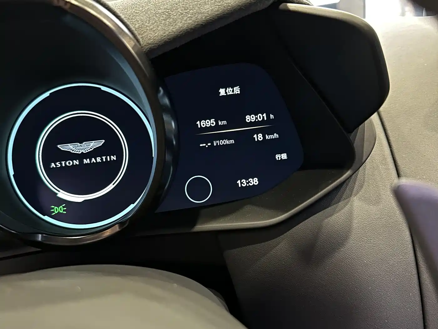 ASTON MARTIN V8 VANTAGE