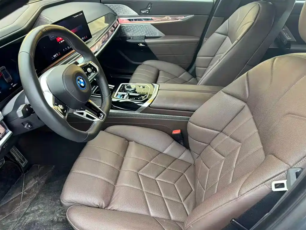 Photo 8 - BMW i7 M70L