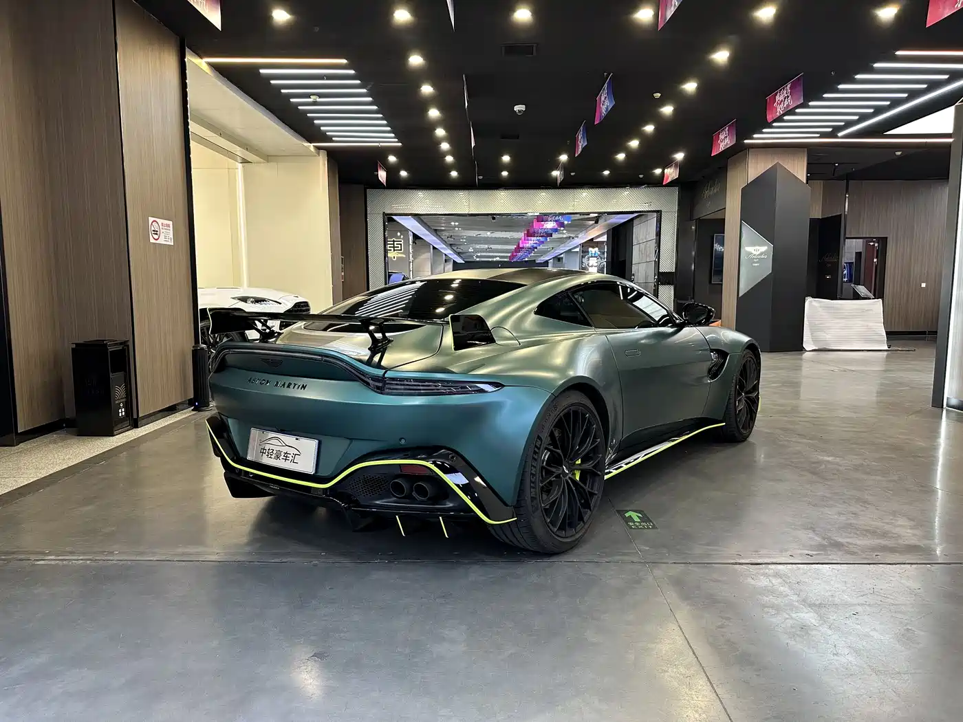 ASTON MARTIN V8 VANTAGE