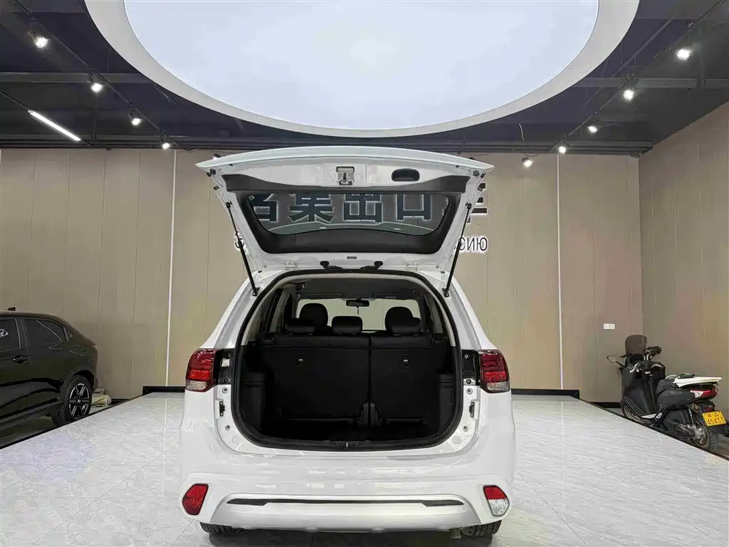 MITSUBISHI OUTLANDER