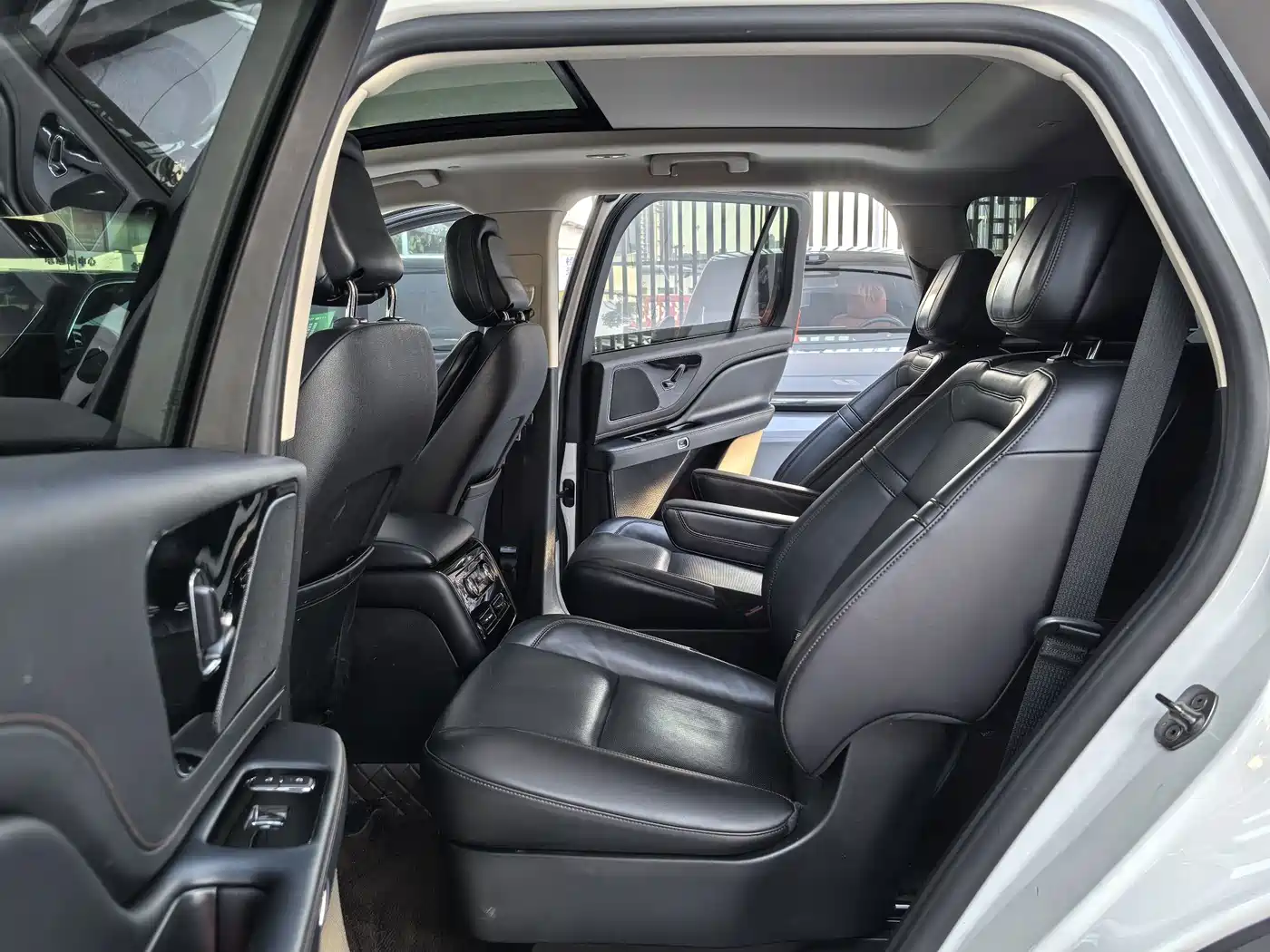 Photo 11 - Lincoln Aviator