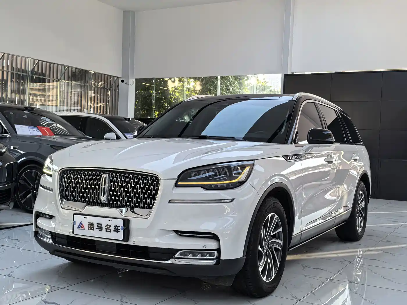 Photo 1 - Lincoln Aviator