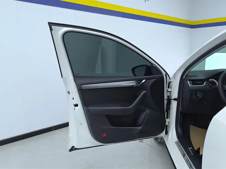 Škoda Octavia 2019 Wagon TSI280 DSG Luxury Edition China VI фото 7
