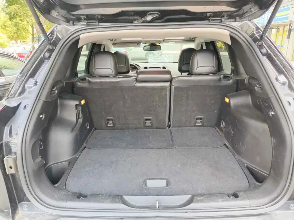 Photo 13 - Jeep Cherokee