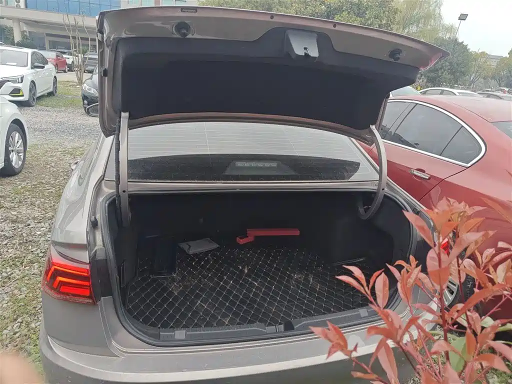 VOLKSWAGEN BORA