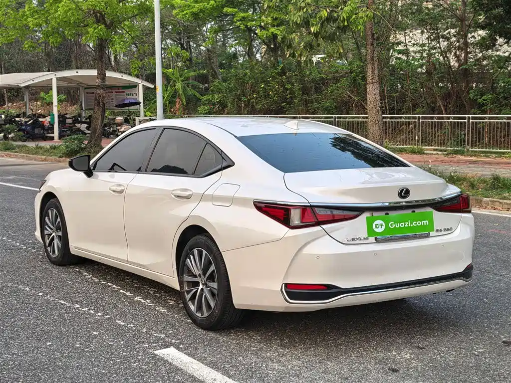 Фото 24 - Lexus ES