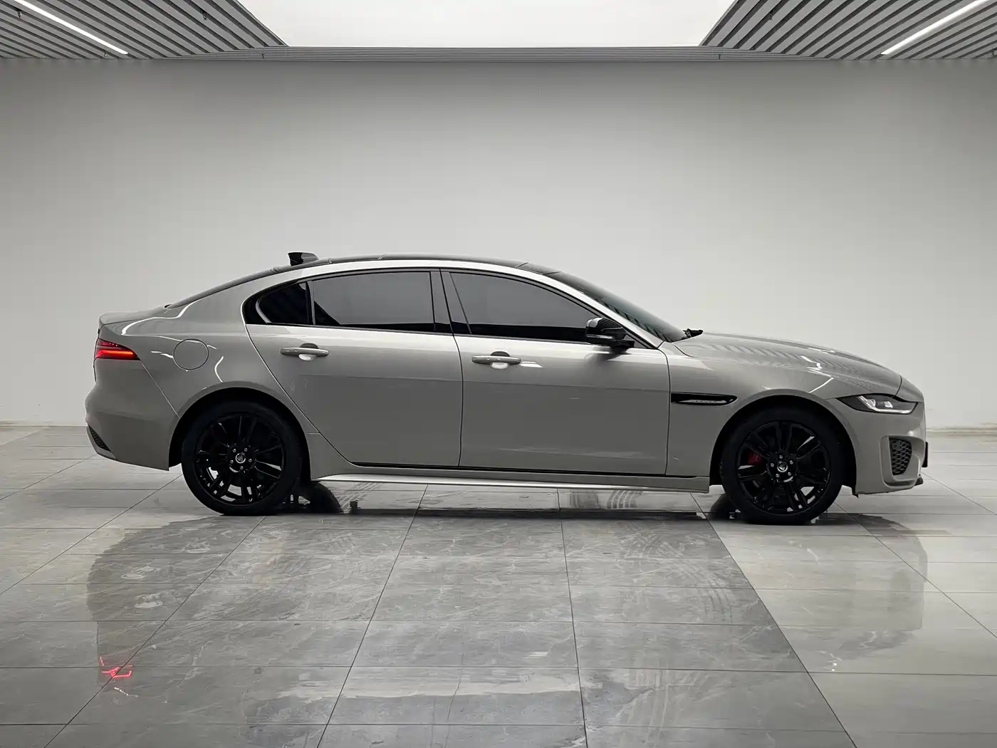 Jaguar XEL 2024 2024 Model 2.0T 250PS R-DYNAMIC S Gloss Black Sport Edition