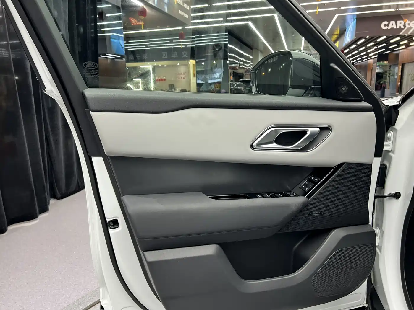 Land Rover Range Rover Velar 2024 Dynamic SE фото 20