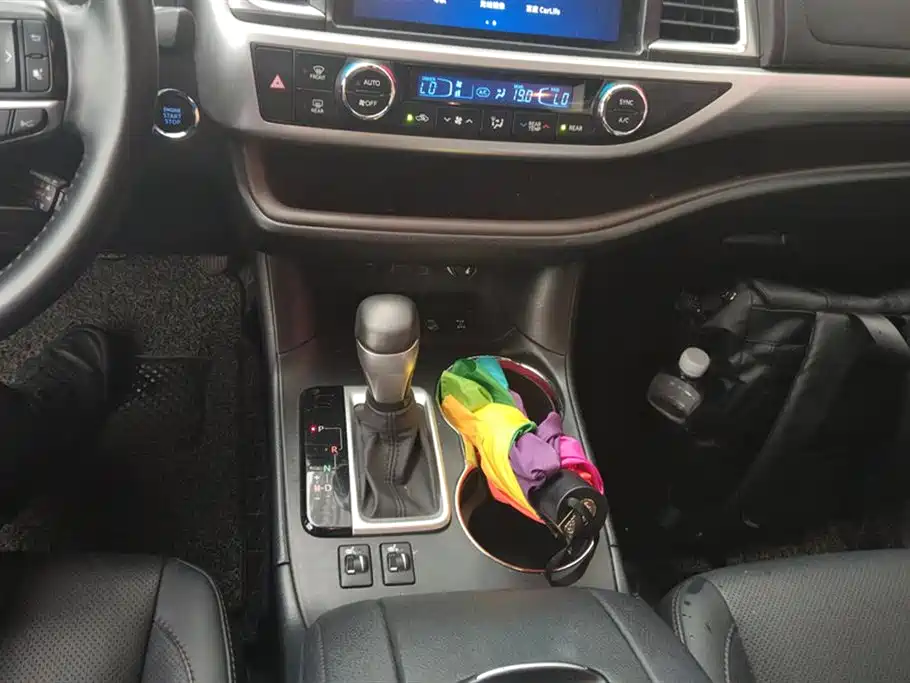 TOYOTA HIGHLANDER